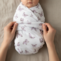 Bébé emmailloté papillons